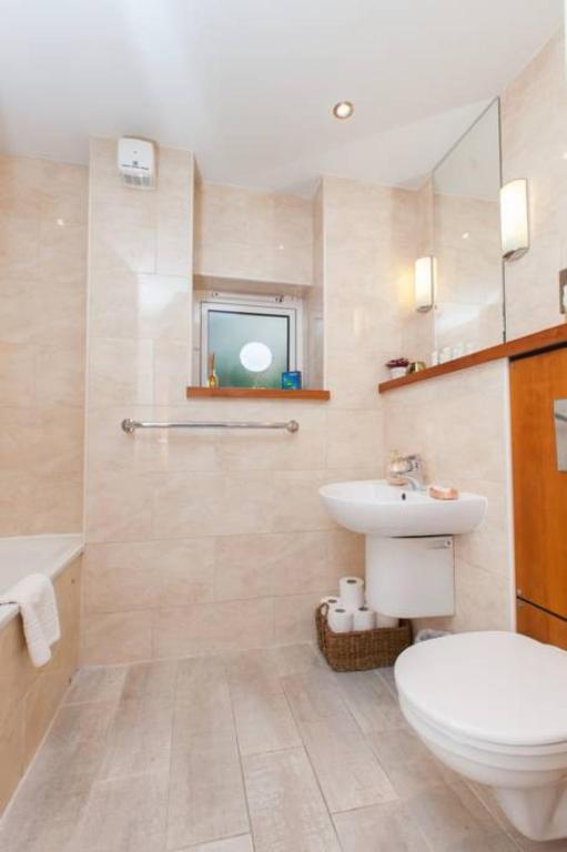 2 Bedroom Flat in Holyrood Area Accommodates 6 - image 4
