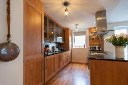 2 Bedroom Flat in Holyrood Area Accommodates 6 - image 6
