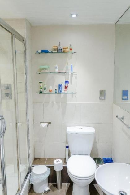 Sophisticated Edinburgh Apartment in City Centre - image 10