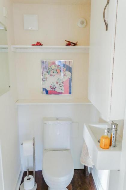 Sophisticated Edinburgh Apartment in City Centre - image 12