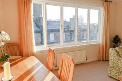 Sophisticated Edinburgh Apartment in City Centre - image 16