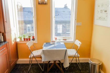 Sophisticated Edinburgh Apartment in City Centre - image 2