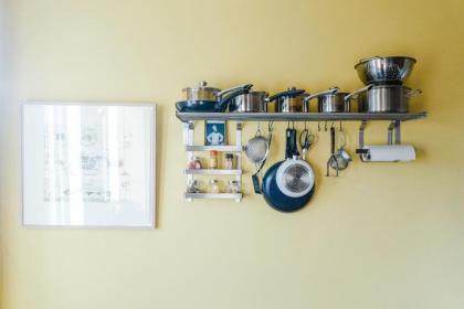 Sophisticated Edinburgh Apartment in City Centre - image 3