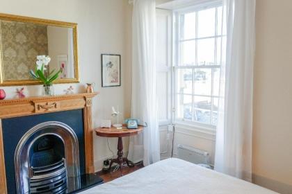 Sophisticated Edinburgh Apartment in City Centre - image 5