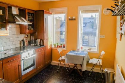 Sophisticated Edinburgh Apartment in City Centre - image 7