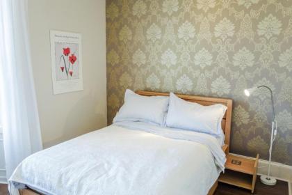 Sophisticated Edinburgh Apartment in City Centre - image 8
