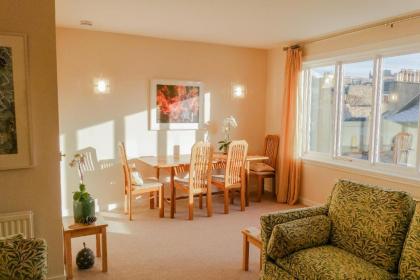 Sophisticated Edinburgh Apartment in City Centre - image 9