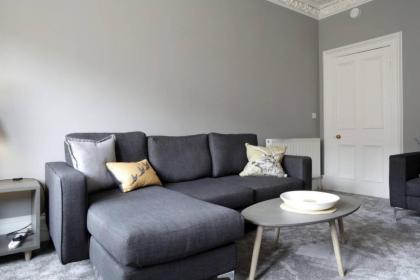 2 Bedroom Bruntsfield Apartment Sleeps 4 - image 2