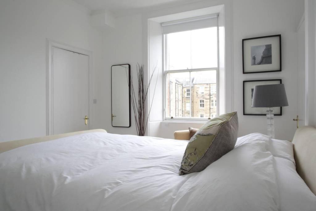 2 Bedroom Bruntsfield Apartment Sleeps 4 - image 3