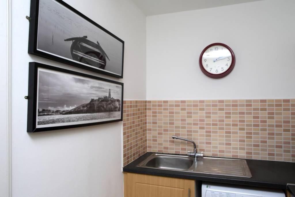 2 Bedroom Bruntsfield Apartment Sleeps 4 - image 4