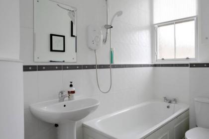 2 Bedroom Bruntsfield Apartment Sleeps 4 - image 7