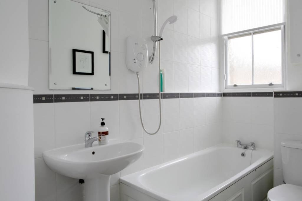 2 Bedroom Bruntsfield Apartment Sleeps 4 - image 7