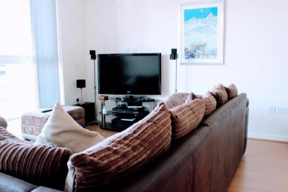 Modern Apartment with Balcony Sleeps 3 - image 1