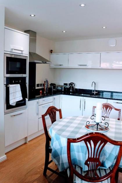 Modern Apartment with Balcony Sleeps 3 - image 11