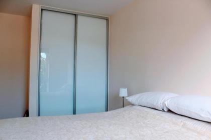 Modern Apartment with Balcony Sleeps 3 - image 2