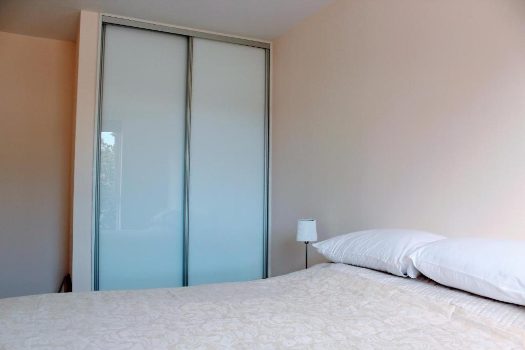 Modern Apartment with Balcony Sleeps 3 - image 2