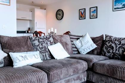 Modern Apartment with Balcony Sleeps 3 - image 6