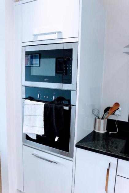 Modern Apartment with Balcony Sleeps 3 - image 9