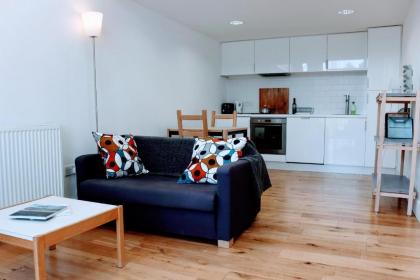 Penthouse in Edinburgh Sculpture Workshop Sleeps 2 - image 1