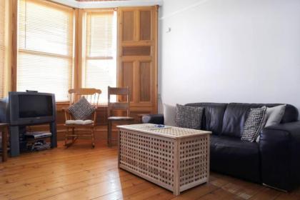 Central and Spacious 2 Bedroom Flat With Garden - image 1