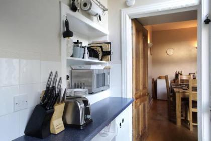 Central and Spacious 2 Bedroom Flat With Garden - image 10