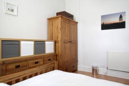 Central and Spacious 2 Bedroom Flat With Garden - image 11