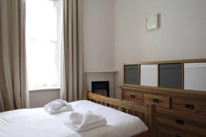 Central and Spacious 2 Bedroom Flat With Garden - image 12