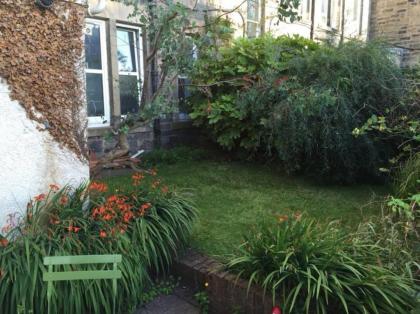 Central and Spacious 2 Bedroom Flat With Garden - image 13