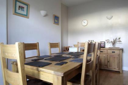 Central and Spacious 2 Bedroom Flat With Garden - image 14