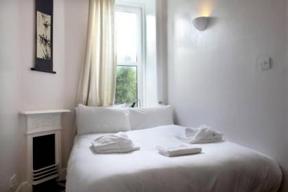 Central and Spacious 2 Bedroom Flat With Garden - image 15