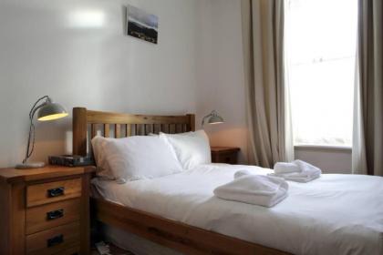 Central and Spacious 2 Bedroom Flat With Garden - image 16