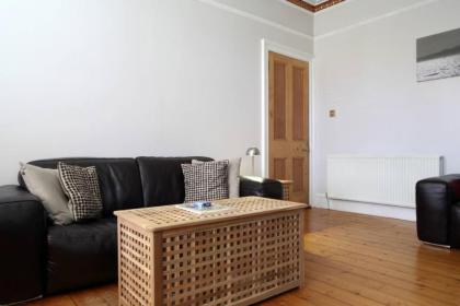 Central and Spacious 2 Bedroom Flat With Garden - image 17
