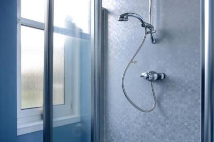 Central and Spacious 2 Bedroom Flat With Garden - image 2