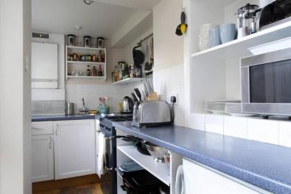 Central and Spacious 2 Bedroom Flat With Garden - image 3