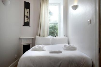 Central and Spacious 2 Bedroom Flat With Garden - image 4