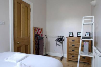 Central and Spacious 2 Bedroom Flat With Garden - image 5