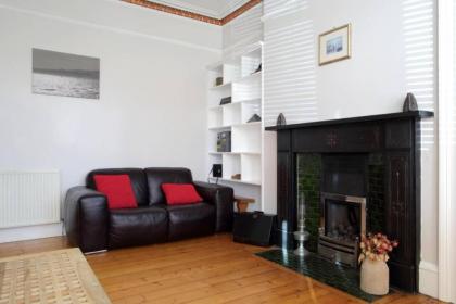 Central and Spacious 2 Bedroom Flat With Garden - image 6