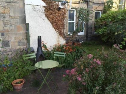 Central and Spacious 2 Bedroom Flat With Garden - image 7