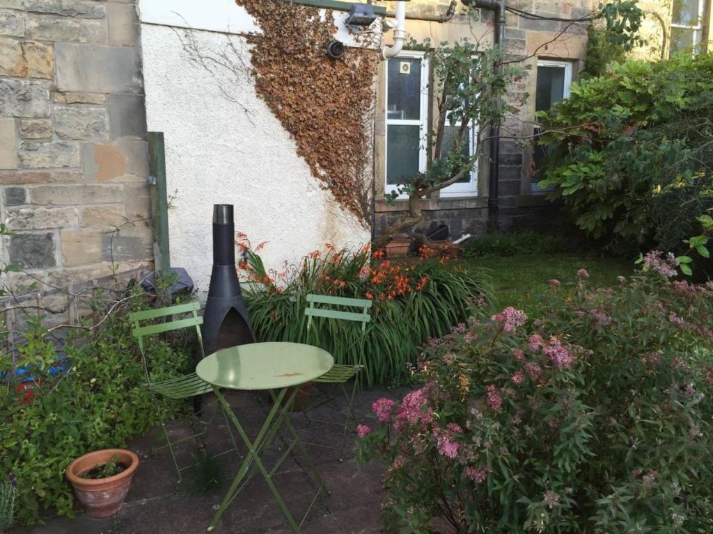 Central and Spacious 2 Bedroom Flat With Garden - image 7