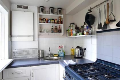 Central and Spacious 2 Bedroom Flat With Garden - image 8