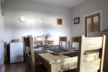 Central and Spacious 2 Bedroom Flat With Garden - image 9