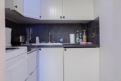 1-Bed Home on Charming St Stephen Street - image 3
