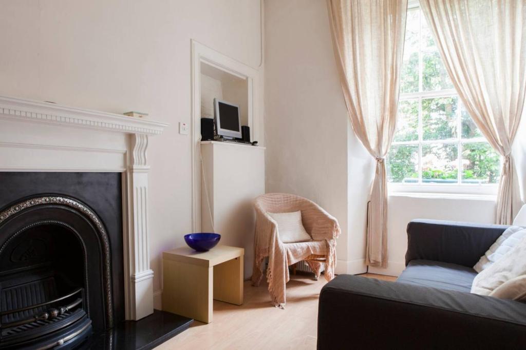 1-Bed Home on Charming St Stephen Street - image 5
