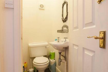 1-Bed Home on Charming St Stephen Street - image 7