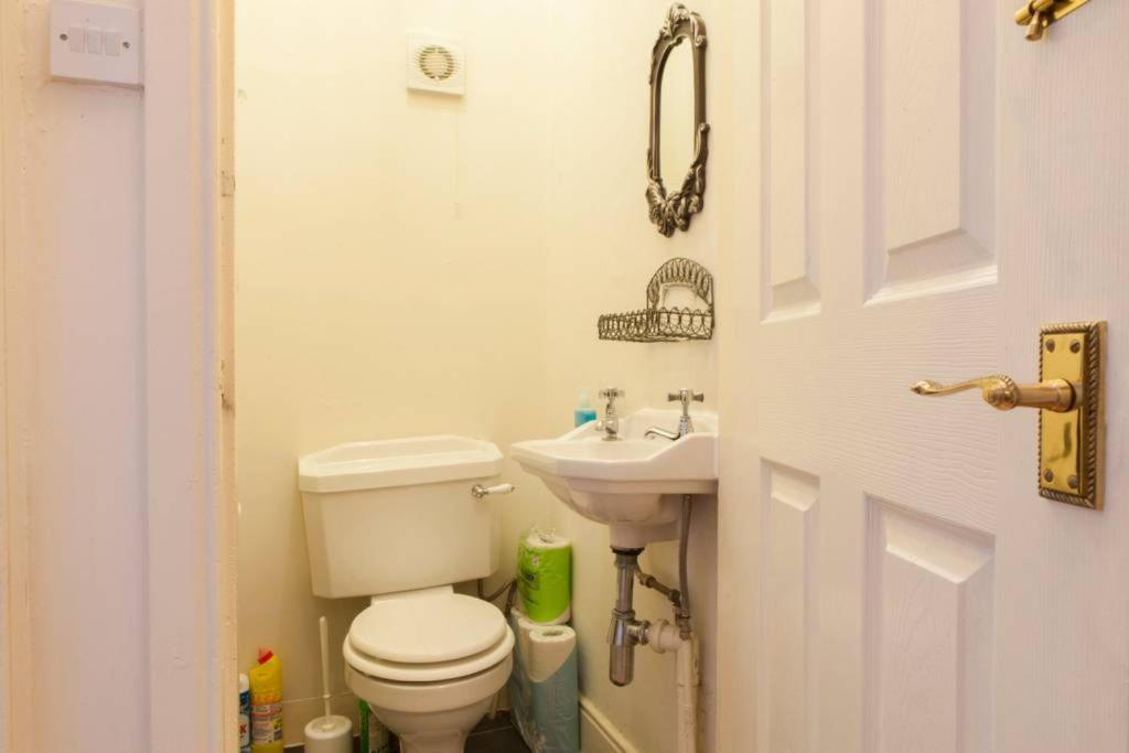1-Bed Home on Charming St Stephen Street - image 7