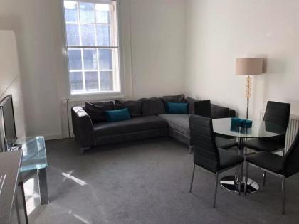 Central 3 Bedroom Flat Accommodates 6 - image 1