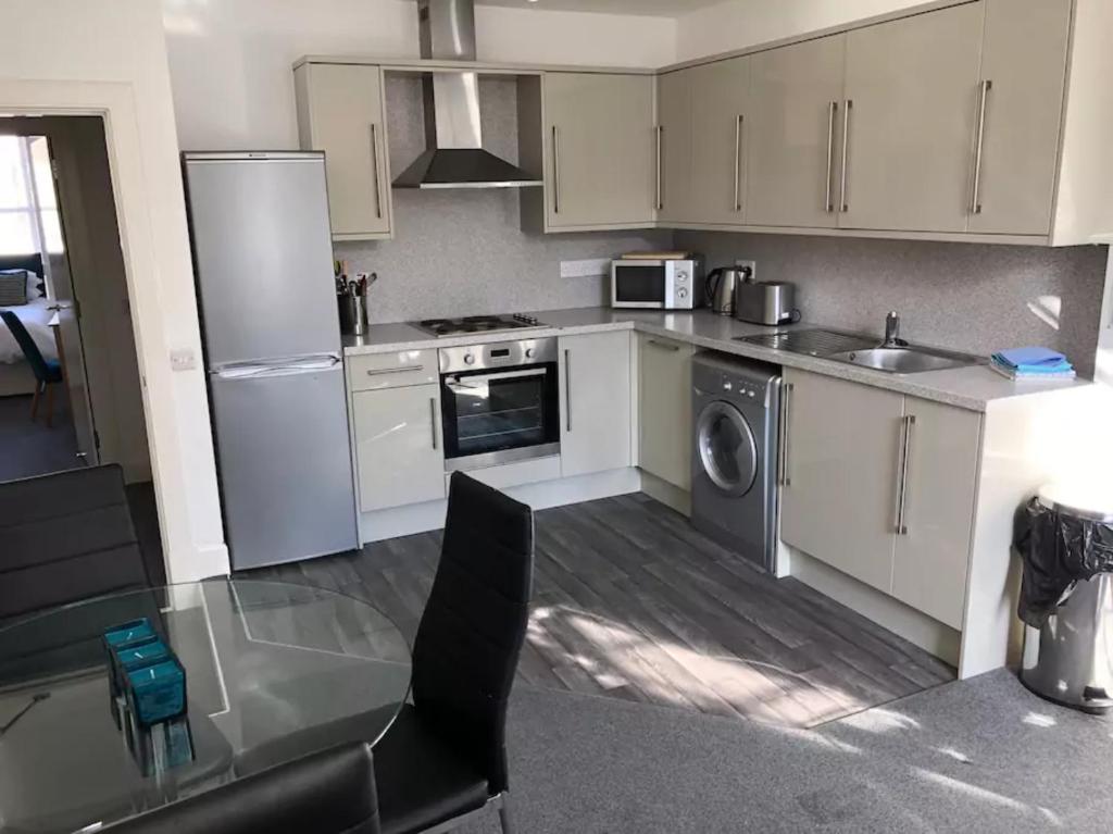 Central 3 Bedroom Flat Accommodates 6 - image 2