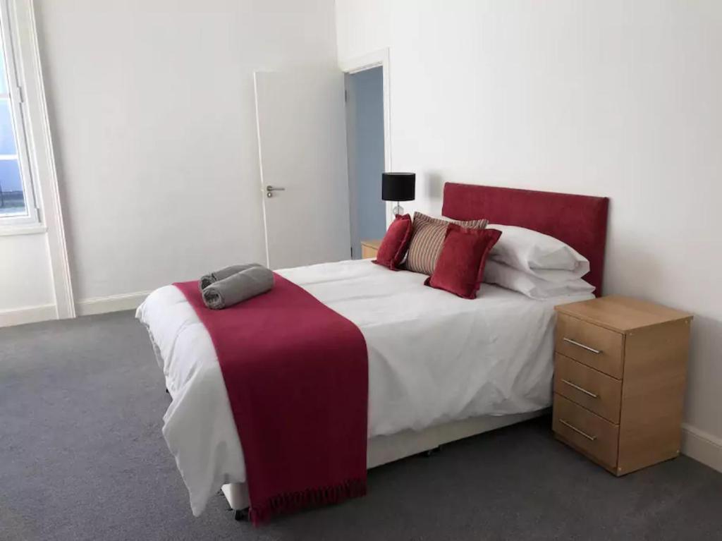 Central 3 Bedroom Flat Accommodates 6 - image 3