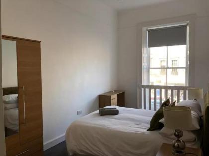 Central 3 Bedroom Flat Accommodates 6 - image 4