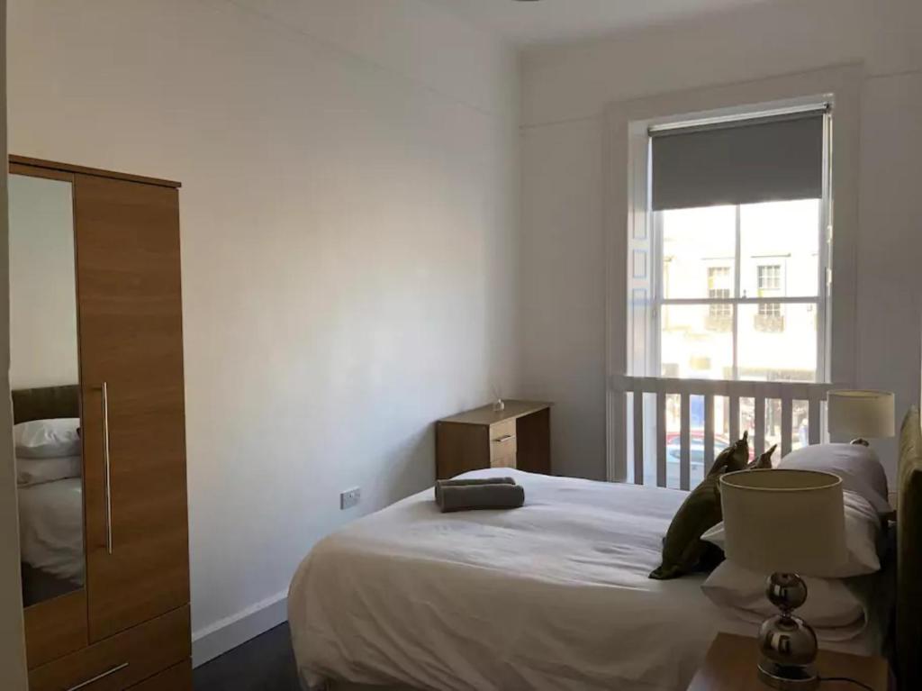 Central 3 Bedroom Flat Accommodates 6 - image 4